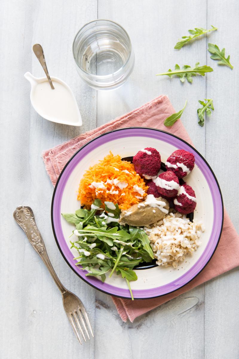 Buddha bowl vitaminé riz complet riz de camargue  aubergines carottes roquette