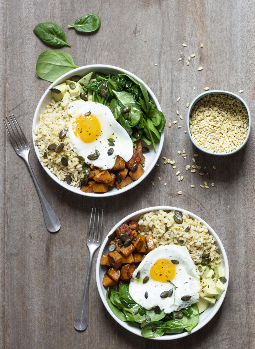 buddha bowl grains de ble dur legumes et oeufs vue de dessus dans un bol