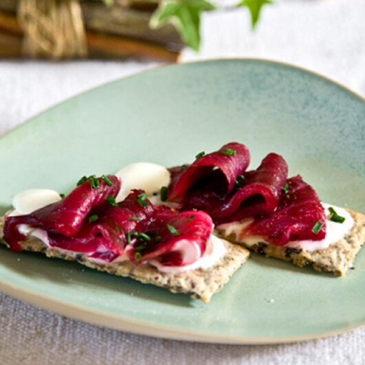 Crackers sésame, bière et saumon