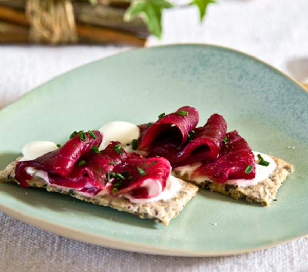 Crackers sésame, bière et saumon
