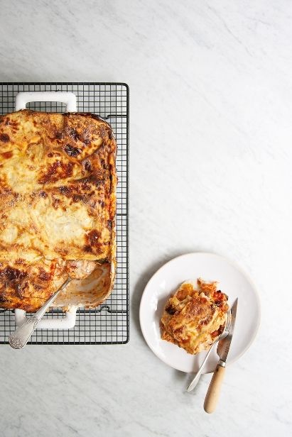 Recette de lasagnes aux légumes d’été, plat et assiettes sur table vue de dessus