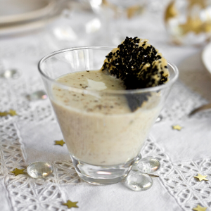 CrÃ¨me d'orge, tuiles parmesan et sÃ©same noir