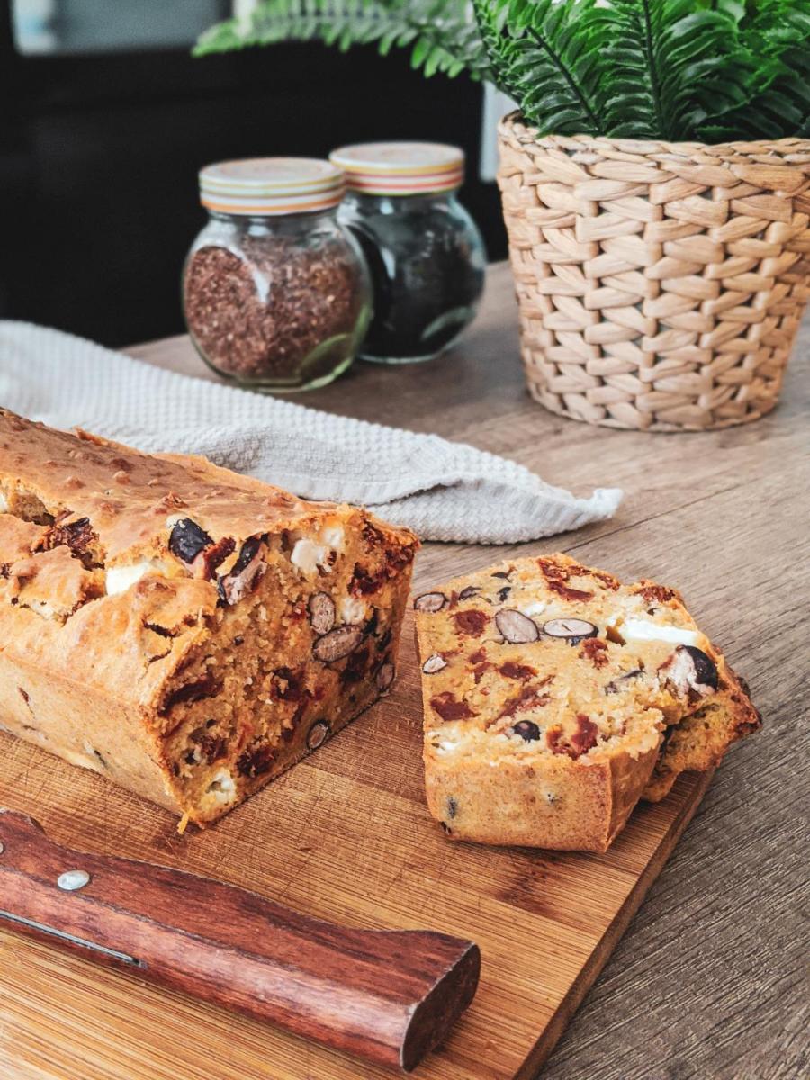 Cake de blé tendre aux haricots rouges, tomates séchées et feta