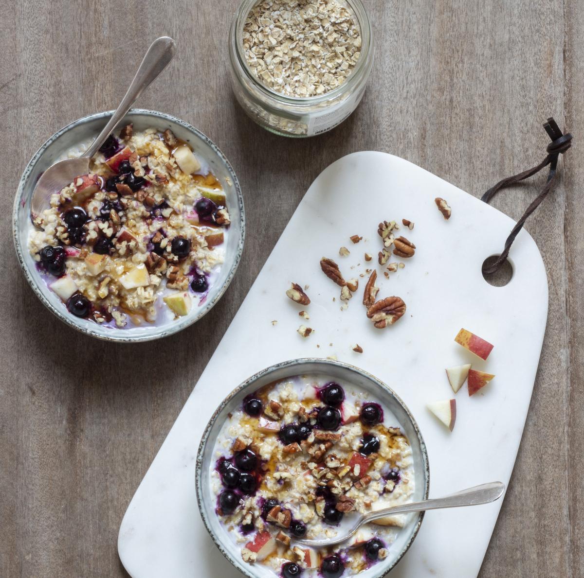 Porridge d'avoine aux myrtilles, pommes et noix de péchant