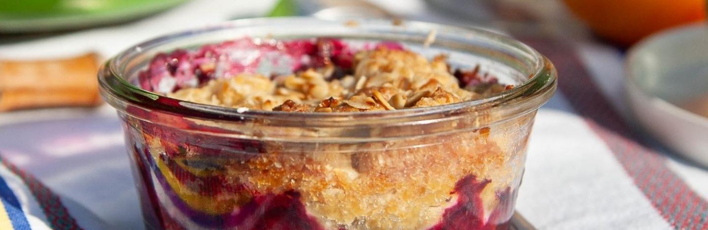 Crumble de fruits rouges dans un bocal