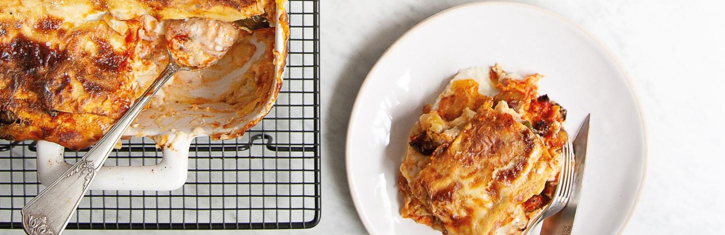 Recette de lasagnes aux légumes d’été, plat et assiettes sur table vue de dessus