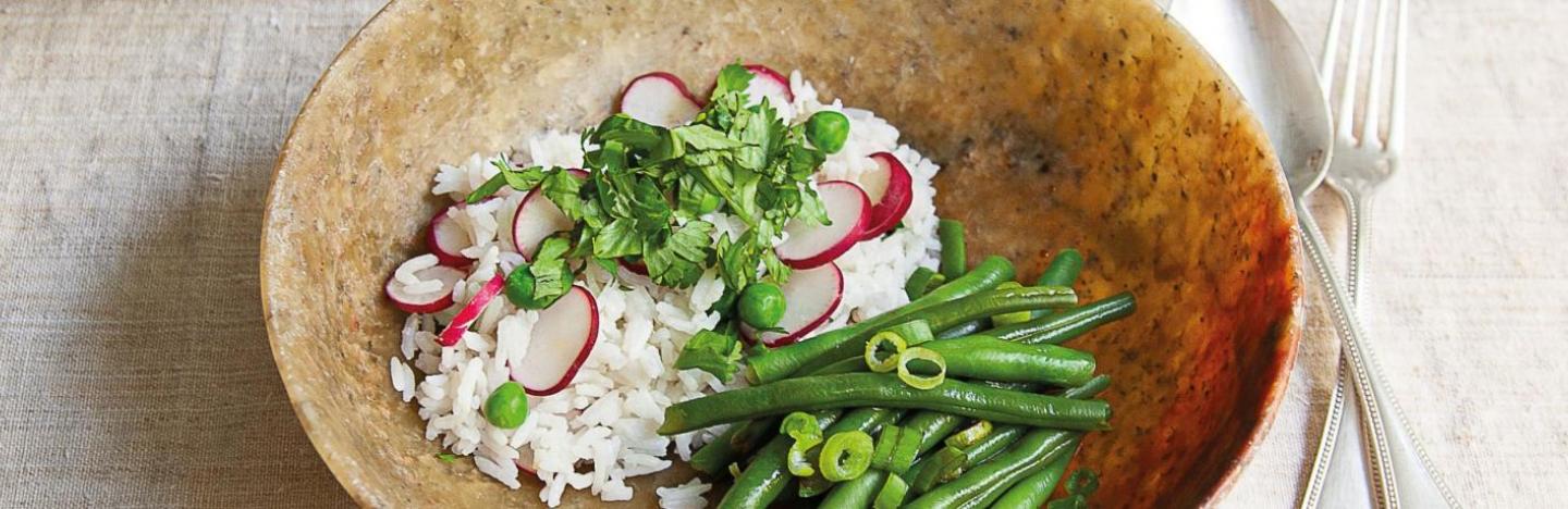 Riz express recette bol de riz express lait de coco et légumes verts vue de dessus Trish Deseine