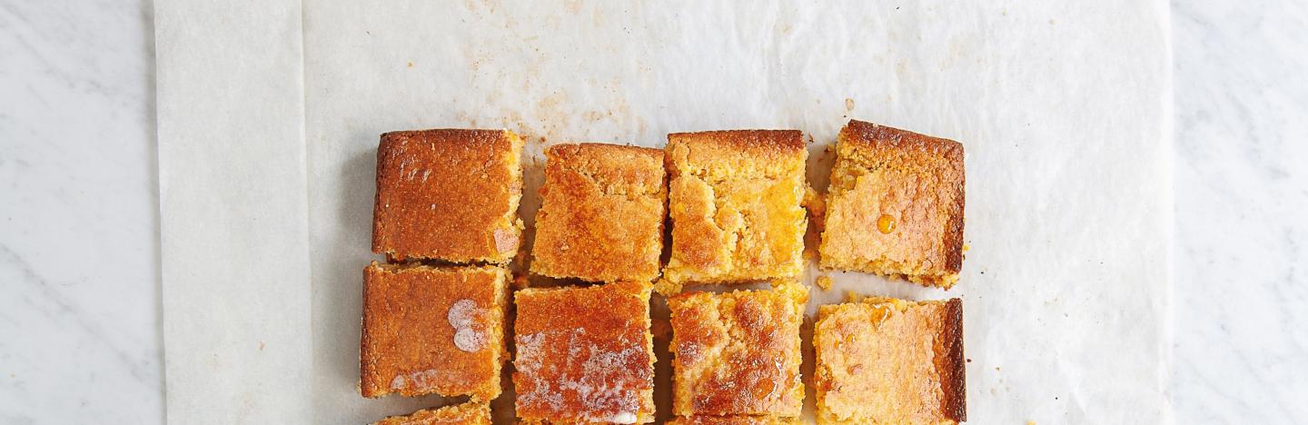 Cornbread, gâteau au maïs en parts vue de dessus avec une cuillère.