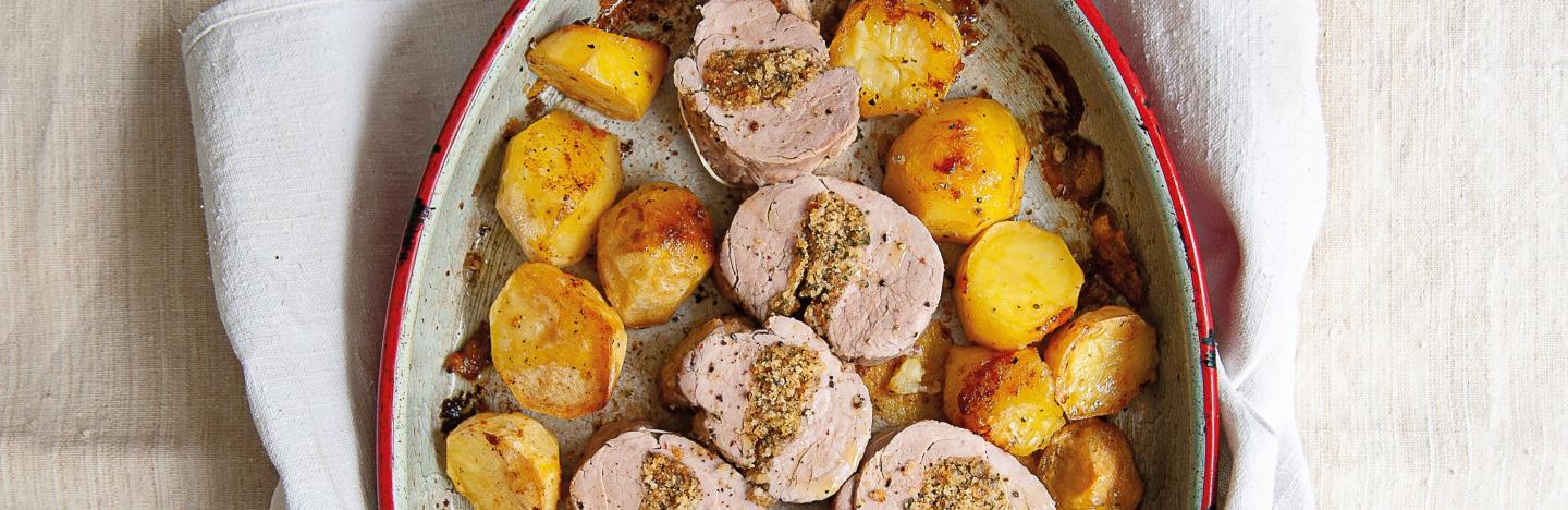 Farce au pain pour filet mignon porc et volaille dans un plat avec des pommes de terre patates