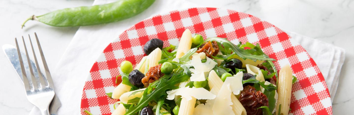 Salade de pâtes à l’italienne penne tomates parmesan olives pois