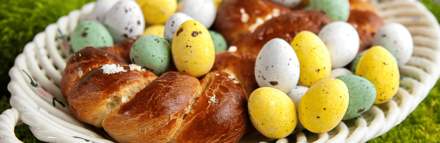 Le menu de Pâques se termine sur une brioche décorée d'oeufs en chocolat 