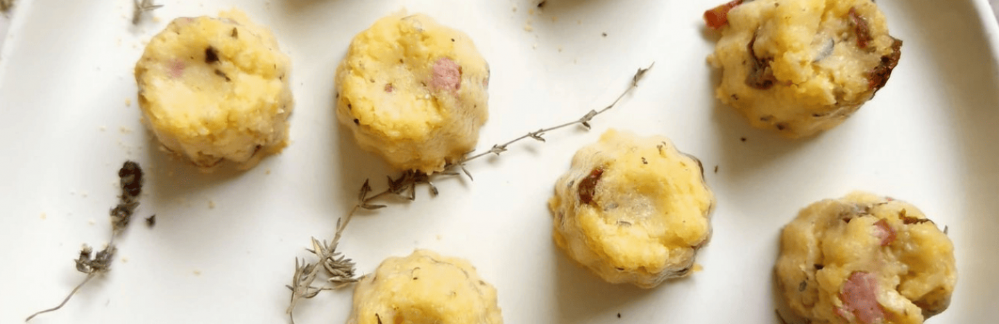 Les cannelés salés sont réalisés à base de polenta de maïs. 