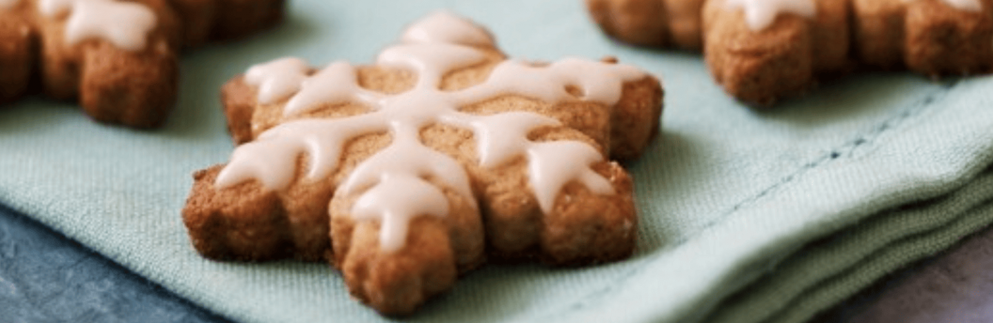 Petits biscuits de noël en forme d'étoile à la farine d'épeautre.