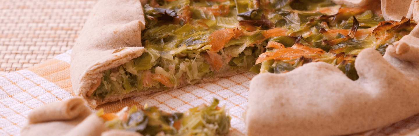 Tarte rustique aux poireaux et truite fumée. Tarte rustique aux poireaux et truite fumée.