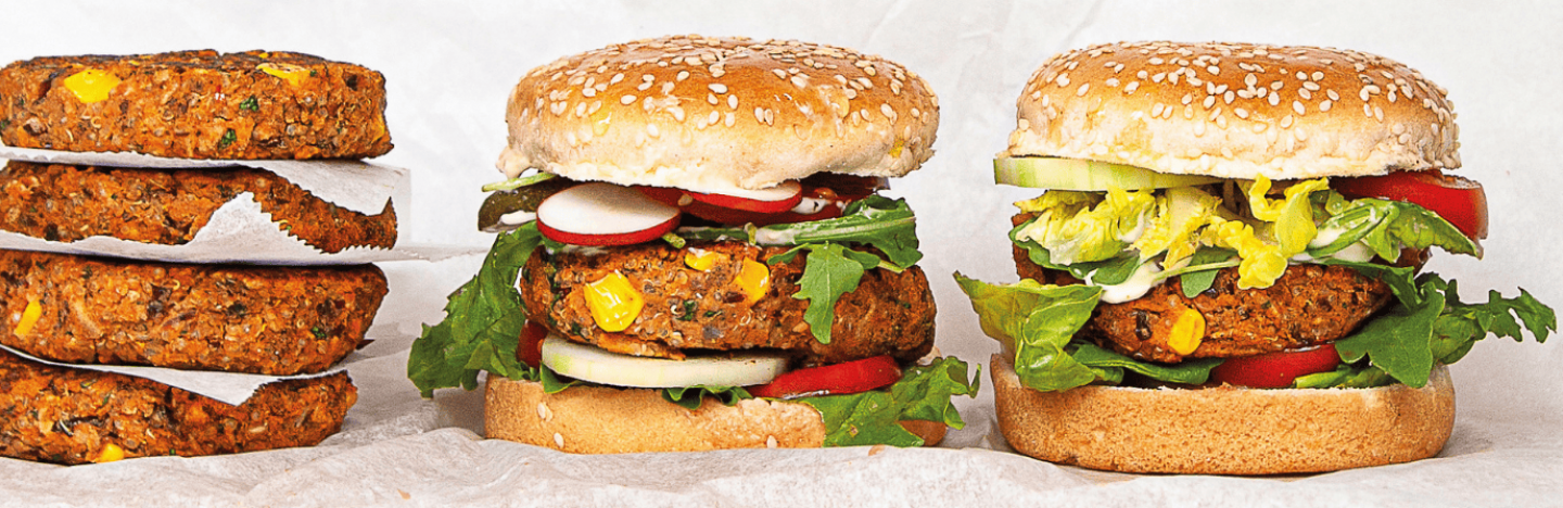 Le quinoa, l'avoine et le maïs sont utilisés pour former la galette de ce burger végétarien. Le quinoa, l'avoine et le maïs sont utilisés pour former la galette de ce burger végétarien.