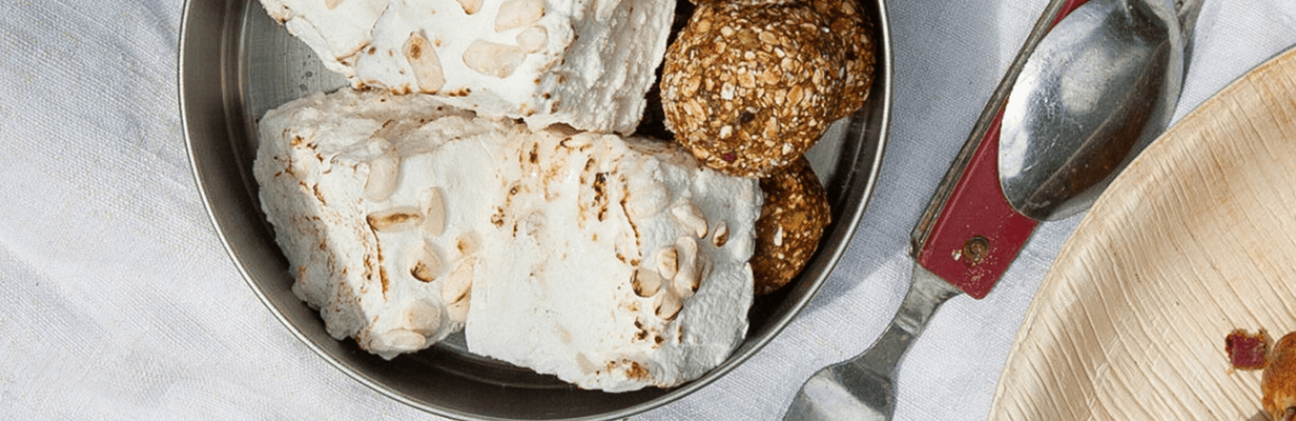 Plus gourmands qu'un fruit et moins encombrants qu'une part de gâteau, ces carrés de guimauve au riz soufflé raviront les randonneurs aux becs sucrés. Carré de guimauve au riz soufflé pour pique-nique ou menu Randonnée