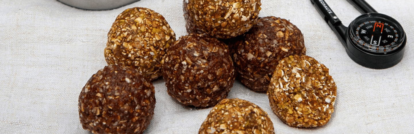 Ces petites boules aux flocons d'avoine et aux fruits secs apportent l'énergie nécessaire avant un effort physique. Ces petites boules aux flocons d'avoine et aux fruits secs apportent l'énergie nécessaire avant un effort physique.