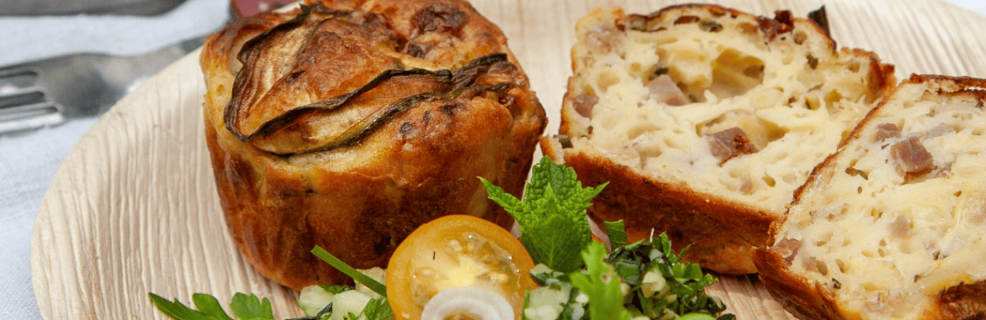 Les muffins salés sont une alternative au sandwich idéale pour un pique-nique. Les muffins salés, ici à base de jambon, courgette et chèvre, se consomment sans couverts ni assiettes. Idéal pour un pique-nique !