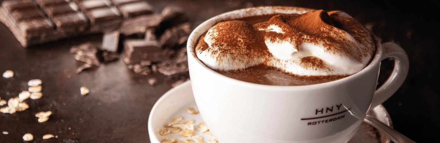 Chocolat chaud élaboré à partir d'une boisson végétale à l'avoine Chocolat chaud élaboré à partir d'une boisson végétale à l'avoine