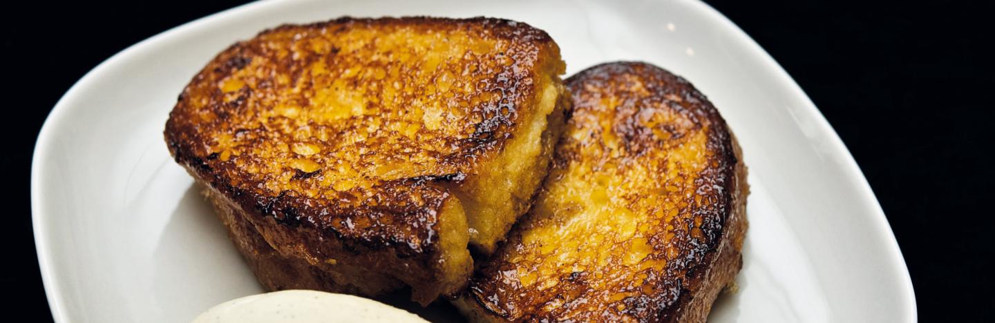 Deux tranches de pain perdu et une quenelle de glace vanille