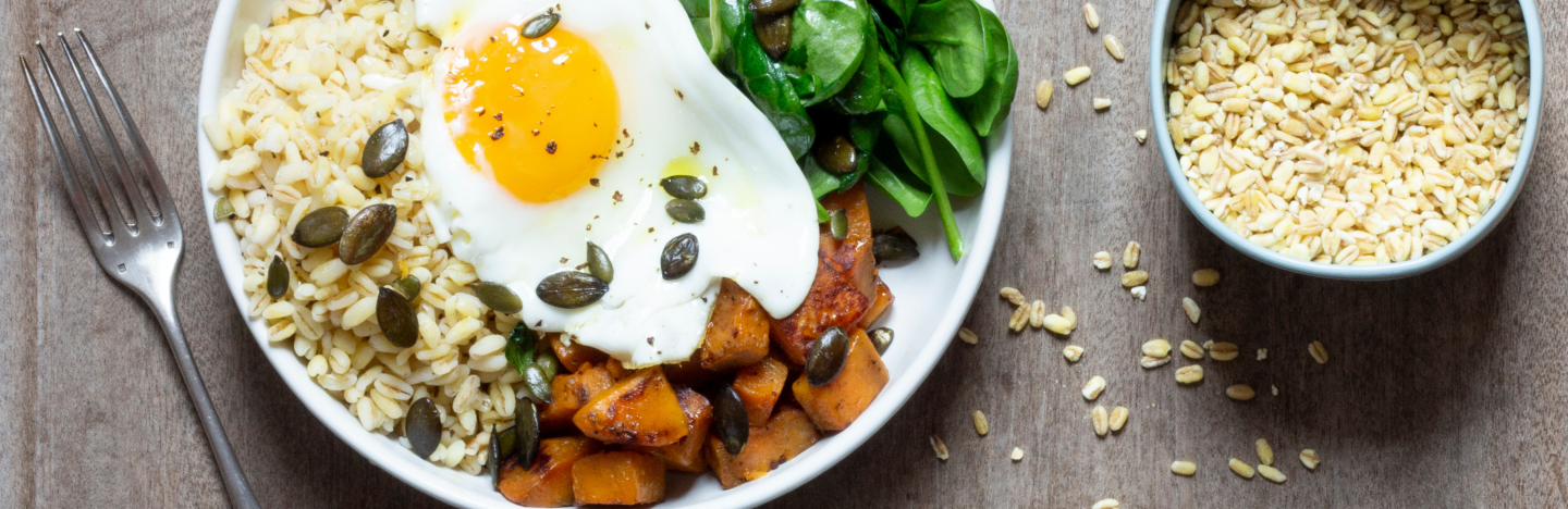 buddha bowl grains de ble dur legumes et oeufs vue de dessus dans un bol