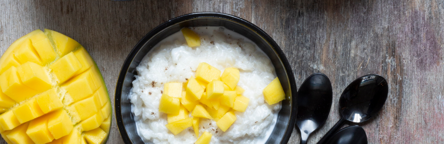 recette riz gluant au lait de coco et aux mangues sucre dessert vu de dessus dans un bol