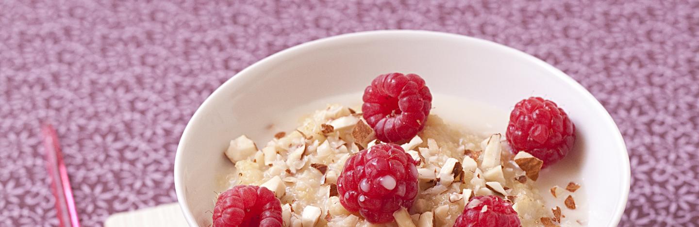 Porridge aux flocons de millet et framboise