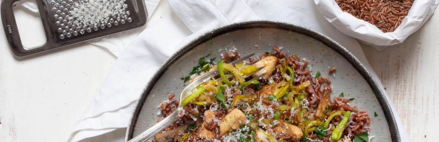 Riz rouge camargue dans une assiette vue de dessus avec rape et grains