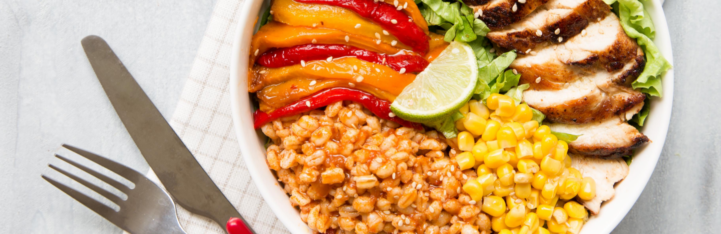 Buddha bowl mexicain Buddha bowl mexicain orge mondé, maïs, poulet poivrons vue de dessus