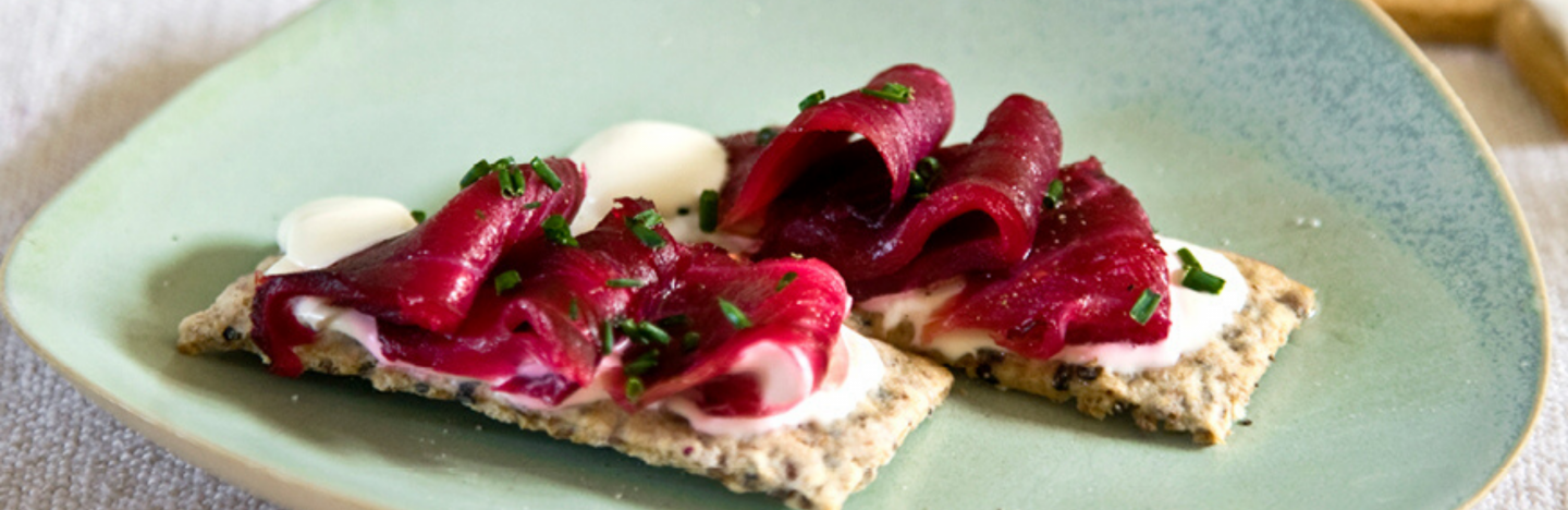 Crackers sésame, bière et saumon