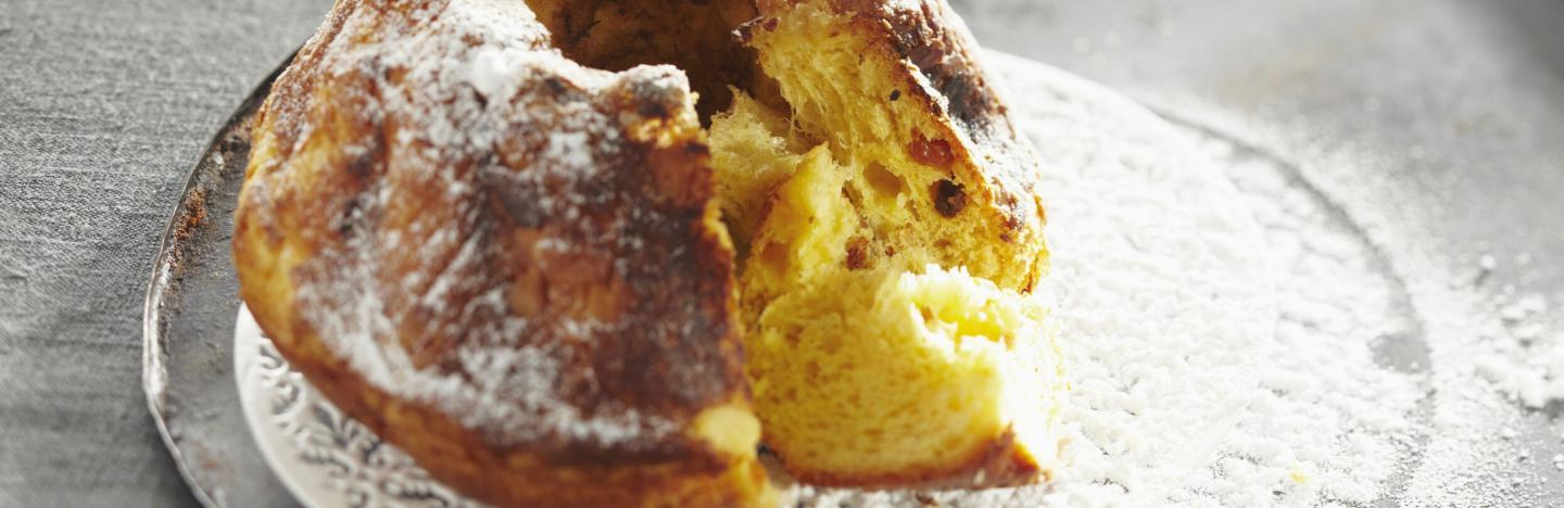 kouglof sur assiette saupoudré de sucre