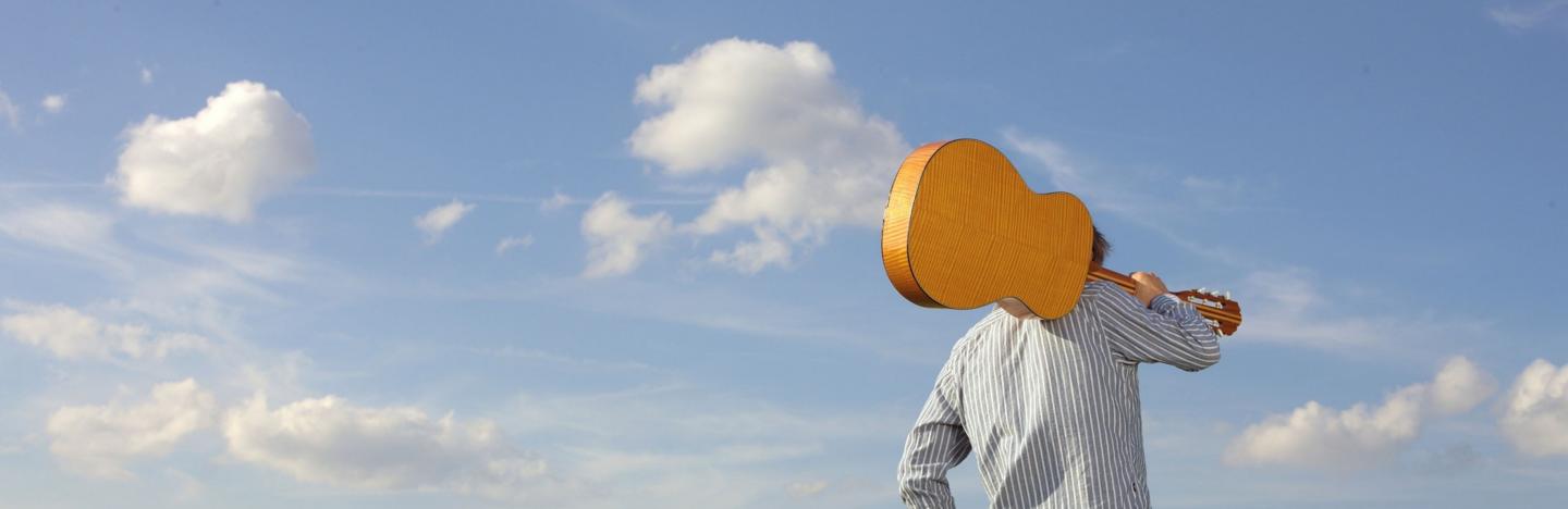 Céréales en chanson - chanteur avec sa guitare dans la nature