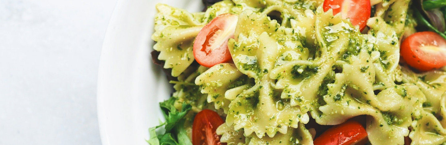 Les pâtes font-elles grossir ? Plat de farfalles au pesto et tomates fraîches 