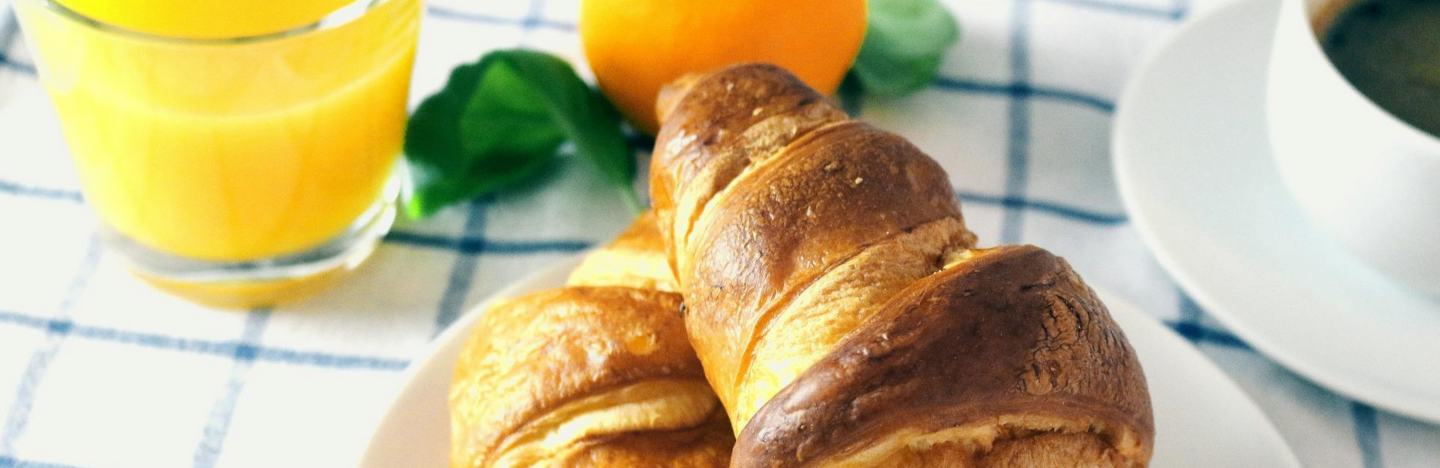 Croissant et tasse de café petit déjeuner