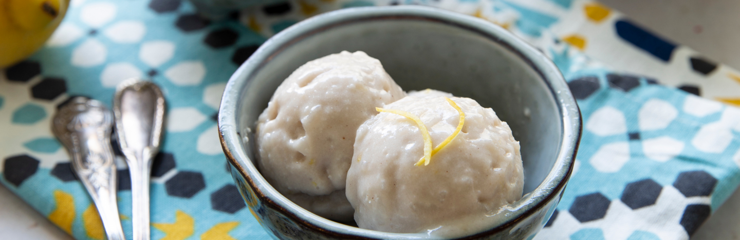 Glace au riz, lait d'avoine, cannelle, citron Glace au riz, jus d'avoine, cannelle, citron