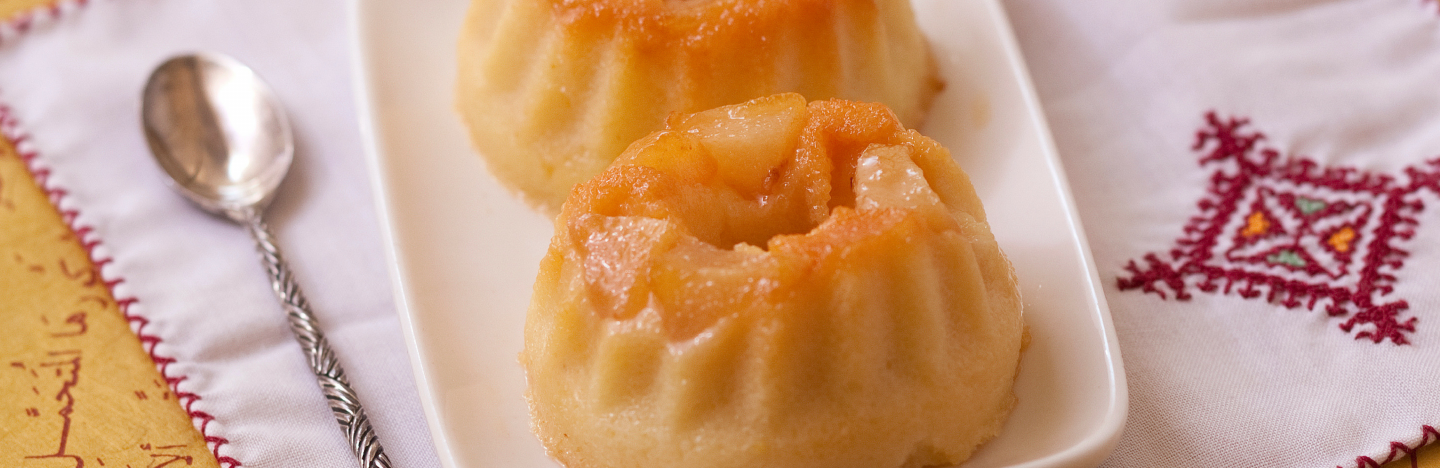 Petits gâteaux de semoule aux poires caramélisées Petits gâteaux de semoule aux poires caramélisées