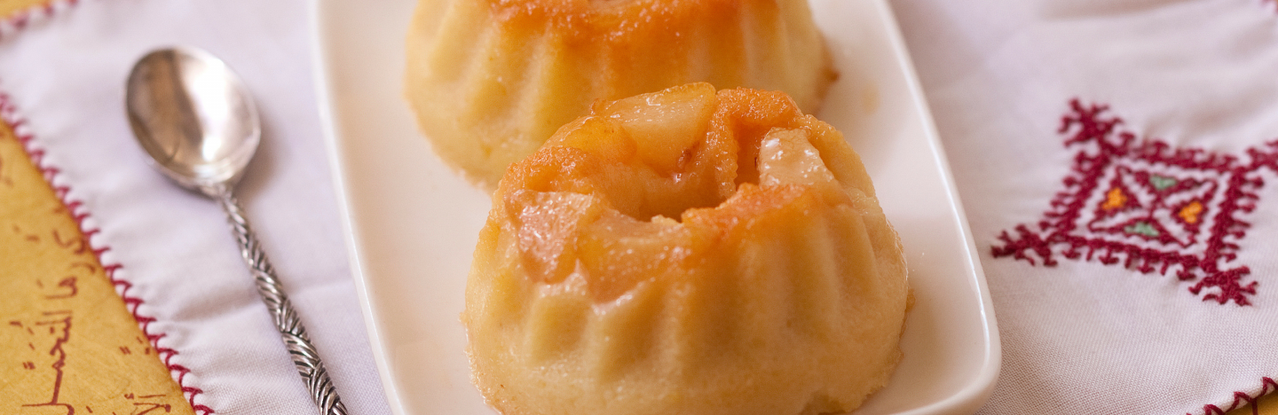 Petits gâteaux de semoule aux poires caramélisées