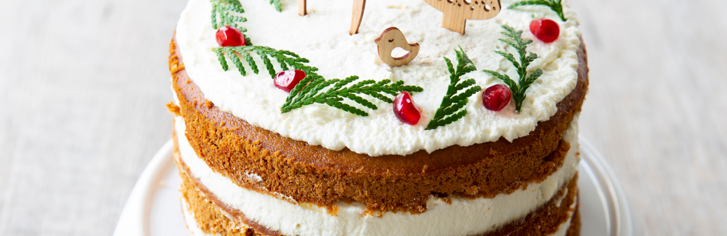 Layer cake de noël aux épices et à la chantilly gâteau de noël