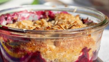 Crumble de fruits rouges dans un bocal