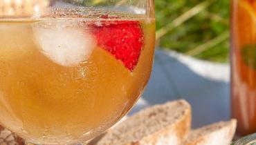 Verre de sangria à la bière blanche