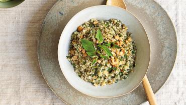 Salade de quinoa et basilic dans un bol