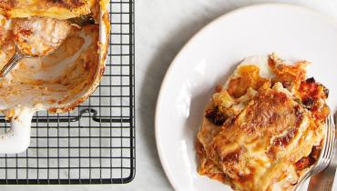 Recette de lasagnes aux légumes d’été, plat et assiettes sur table vue de dessus