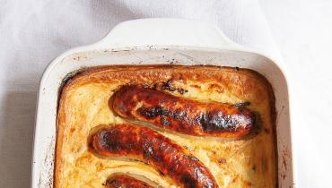 Saucisses de Toulouse et oignons en croûte de crêpe