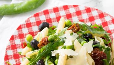 Salade de pâtes à l’italienne penne tomates parmesan olives pois
