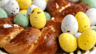 Le menu de Pâques se termine sur une brioche décorée d'oeufs en chocolat 