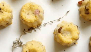 Les cannelés salés sont réalisés à base de polenta de maïs. 