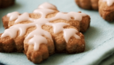 Petits biscuits de noël en forme d'étoile à la farine d'épeautre.