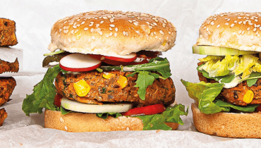Le quinoa, l'avoine et le maïs sont utilisés pour former la galette de ce burger végétarien. 
