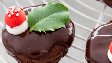 En dessert ou au goûter, ces petits muffins au chocolat s'inscrivent parfaitement dans l'esprit de noël.  