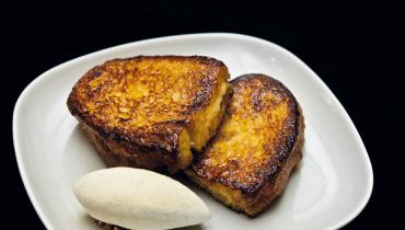 Deux tranches de pain perdu et une quenelle de glace vanille